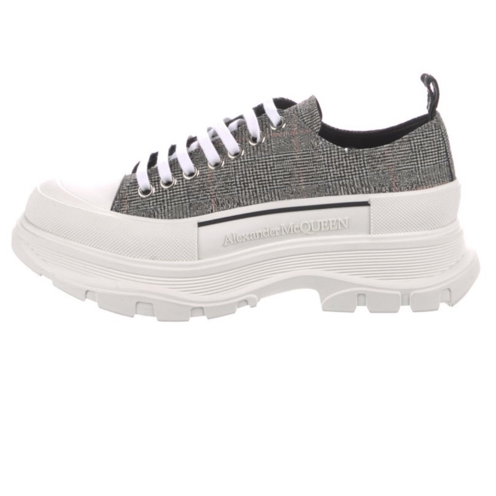 Alexander McQueen sneakers size 9men (42) in mint condition. Comes with og box.